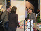 Auf der ProWein: Die Fachbesucher erkundigen sich am DLG-Stand nach aktuellen Wein-Titeln