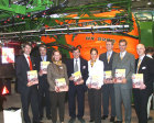 Auf der Agritechnica: Übergabe des Buches an den Autoren Klaus Dreyer (vierter von links). Eingerahmt von Vertretern der DLG. So der scheidende DLG-Präsident Phillip von dem Bussche (zweiter von links) und sein designierter Nachfolger Carl-Albrecht Bartmer (zweiter von rechts). Links außen Christian Dreyer, Sohn des Autoren und einer der beiden heutigen Geschäftsführer bei Amazone 