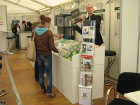 Vollblut-Buchhänder Ralph Bennewitz preist stolz eines der aufwändigsten Bücher, den Wurzelatlas, an. Die Kundinnen am Stand sind derweil noch dabei, die Gesamtauswahl fest im Blick zu behalten.